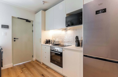 Sea Point Apartment | Views, BBQ, Balcony, Sea Point - Jade Views Studio