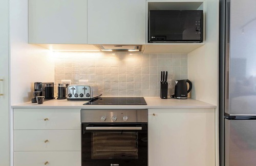 Sea Point Apartment | Views, BBQ, Balcony, Sea Point - Jade Views Studio
