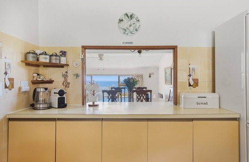 Simon's Town House | Views, Beaches, Barbeques and more at Tom's Cabin: 3 Bedrooms, Sleeps 6