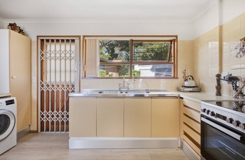 Simon's Town House | Views, Beaches, Barbeques and more at Tom's Cabin: 3 Bedrooms, Sleeps 6