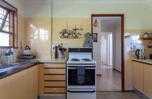 Simon's Town House | Views, Beaches, Barbeques and more at Tom's Cabin: 3 Bedrooms, Sleeps 6