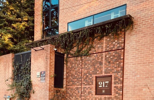 Muckleneuk Apartment | Views, Space, Safety, Comfort, Location - All in a Stunning Award Winning Studio