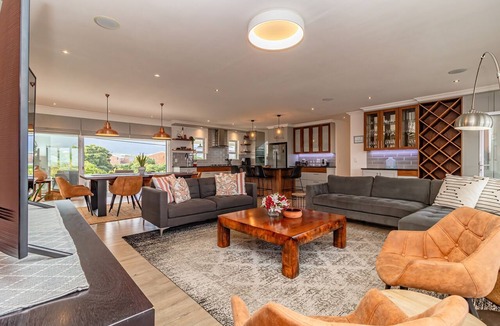 Vermont Apartment | Villa Azure | Hermanus | Mountain & sea Views