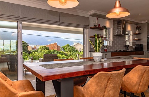 Vermont Apartment | Villa Azure | Hermanus | Mountain & sea Views
