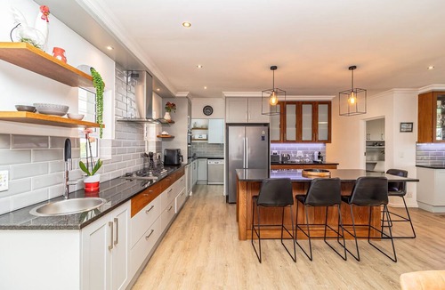 Vermont Apartment | Villa Azure | Hermanus | Mountain & sea Views