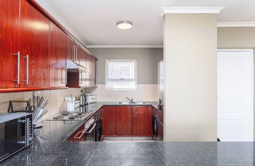 Century City Apartment | Villa Italia 933 by Ctha