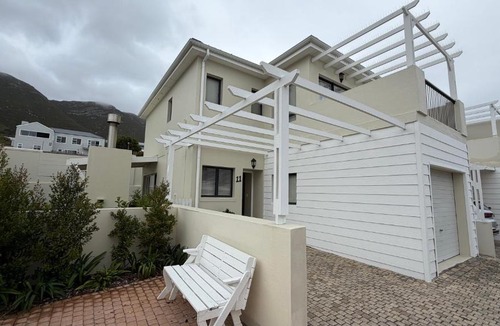 Onrus House | Villa on Private Estate with Pool