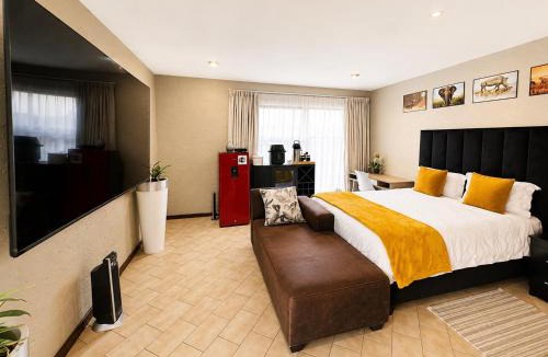 Woodmead Apartment | Villa Picasso - Poolview