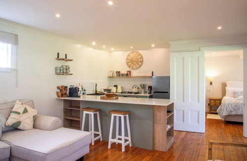 Constantia Cottage | Vineyard to Mountain views, pool & gate onto Groot Constantia Wine farm