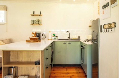 Constantia Cottage | Vineyard to Mountain views, pool & gate onto Groot Constantia Wine farm
