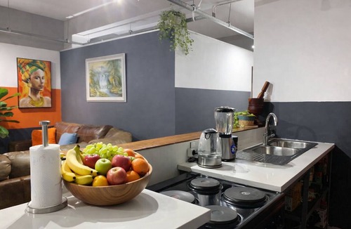 Downtown Johannesburg Apartment | Warm & Luxury studio at Maboneng with King Bed and huge TV