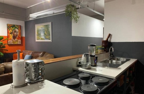 Downtown Johannesburg Apartment | Warm & Luxury studio at Maboneng with King Bed and huge TV