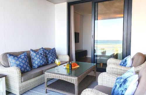 Redhill Apartment | Wavescapes Hang Ten Stay