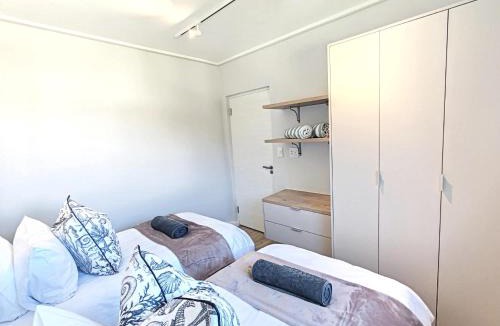 Redhill Apartment | Wavescapes Hang Ten Stay