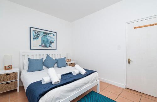 Glencairn Apartment | WhaleSong Apartment with sea views