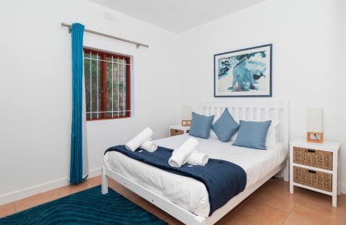 Glencairn Apartment | WhaleSong Apartment with sea views