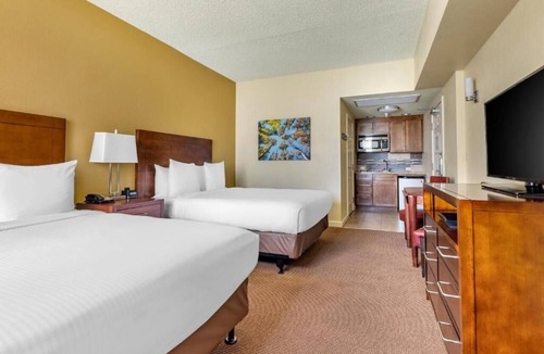 South Lake Tahoe Hotel | Your Stylish Mountain Retreat! Kitchenette, Outdoor Swimming Pool!