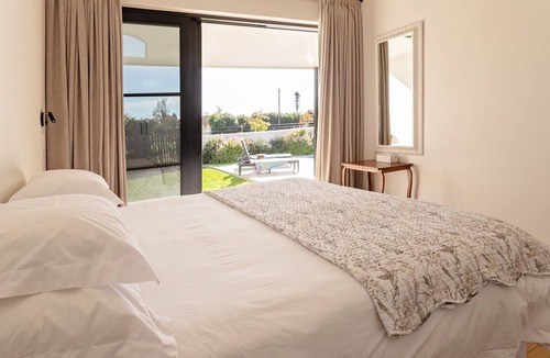 Paarl Apartment | Charming One Bed cottage in the heart of the Winelands with pool.
