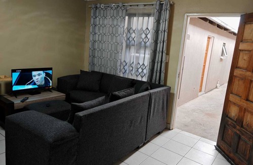 Embalenhle House | Zondiles Guesthouse