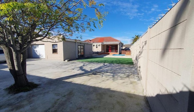 10 sleeper muslim self-catering in Cape Town