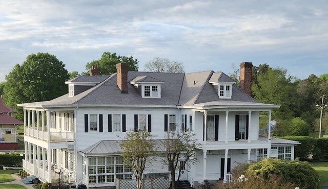 1896 Historic Mansion with a general store in Newport News