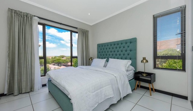 2 Bed Flat - Sleeps 4 - Pool - Garden - Parking in Sandton