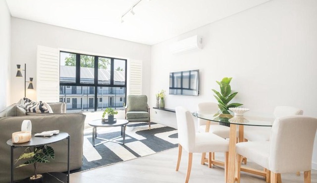 213 Paarl 2 Bedroom Lux Aprt With Parking & Aircon in Paarl