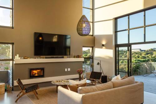 3 Bedroom Luxury Barn in Romansbaai Beach & Fynbos Estate - With Inverter in Kleinbaai