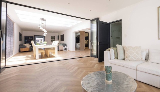 3 Bedroom Luxury Villa - sleeps 6 with optional Spa Access in Cape Town