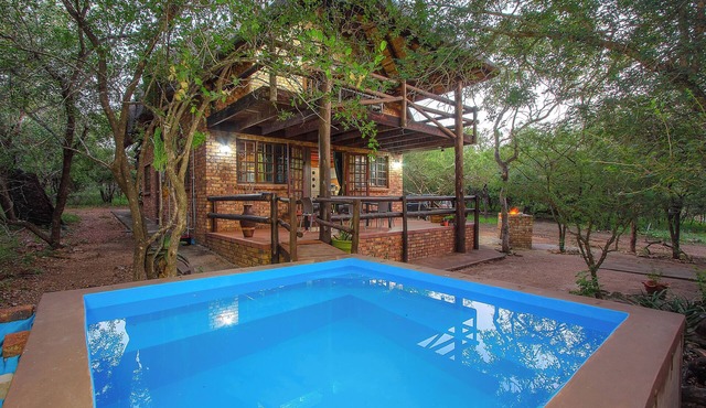 4-bedroom, 4-bathroom house in Marloth Park with WiFi and AC. Enjoy your stay in Marloth Park
