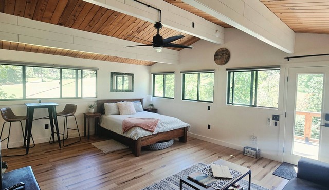 A Restful Studio Near a Creek and Forest - Pets in Roseburg