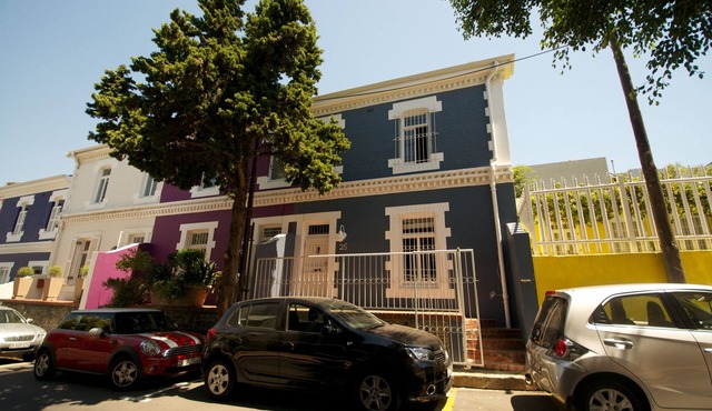 A spacious and luxurious three-bedroom house with courtyard and roof deck