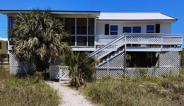 Alligator Point "Old Florida” Beachfront Cottage in Alligator Point