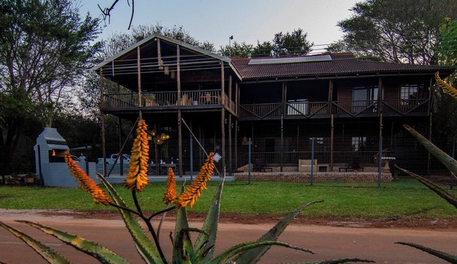 An 8-sleeper luxury self-catering lodge with a view of Kruger National Park. in Komatipoort