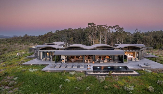 An exclusive retreat on the water's edge in a 160-hectare Fynbos wilderness. in Stanford