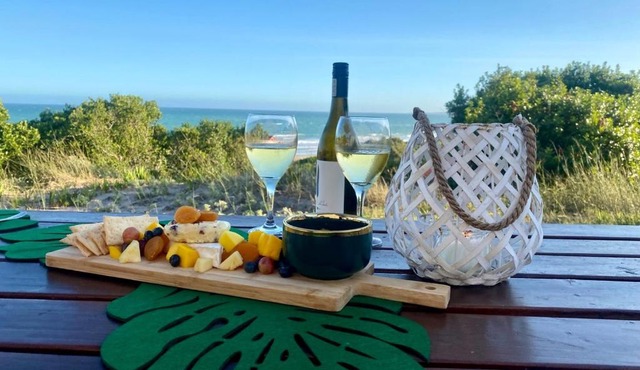 Anura - Luxurious Stay, 100m leap to the Beach! in Jeffreys Bay