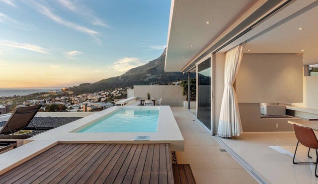 Aquatic Villa with Stunning Views: Your Paradise