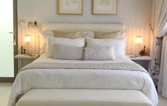 Augusta Palms - White Room in Centurion