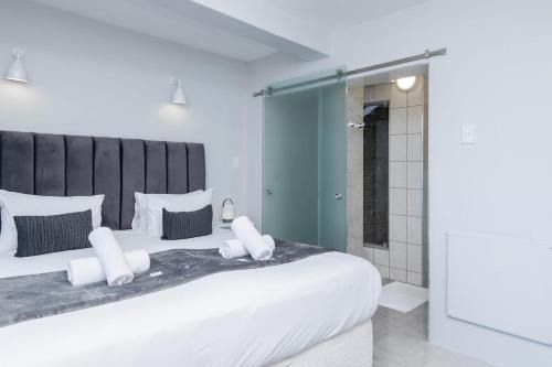 Bantry Bay Studio. Pool Ocean Views in Cape Town