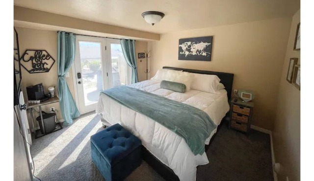 Basement Cozy 1B w Family Room - Private entrance in Roy