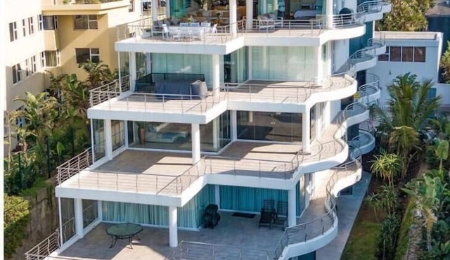 Beachfront, modern, off-grid luxury apartment in uMhlanga