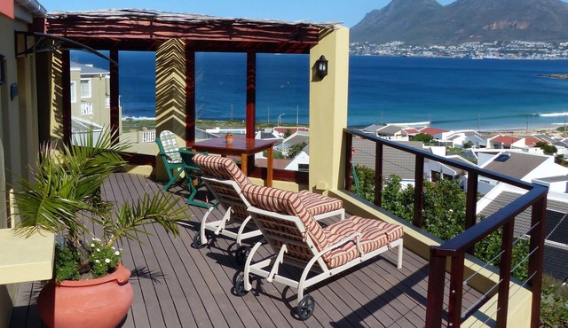 Beautiful Cottage with wonderful sea views and indigenous, 'fynbos' garden in Cape Town