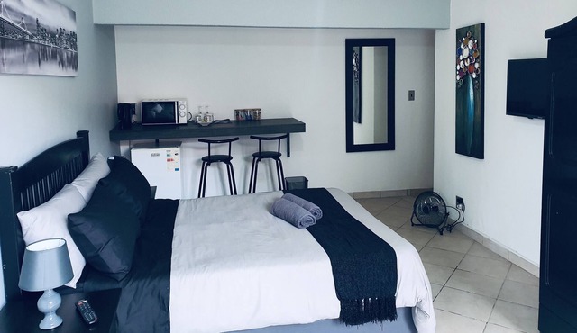 Beautiful En Suite Room close to OR Tambo in Aston Manor