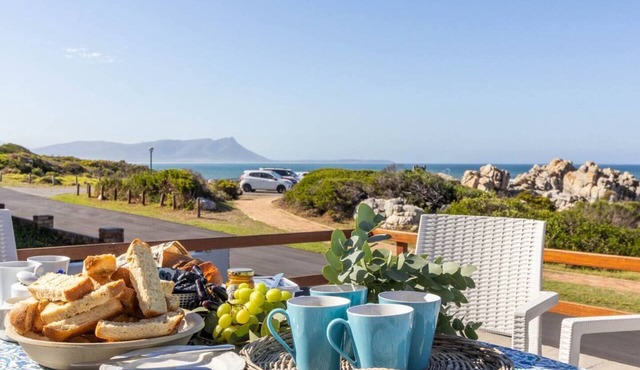 Beskuit vir Ontbyt | Kleinmond Sea-View Home | Sleeps 8 in Kleinmond