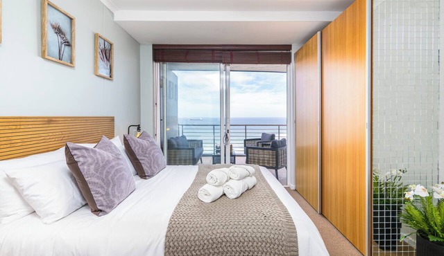 Blu Horizon Modern Beachfront 3BR with Epic Table Mountain Views