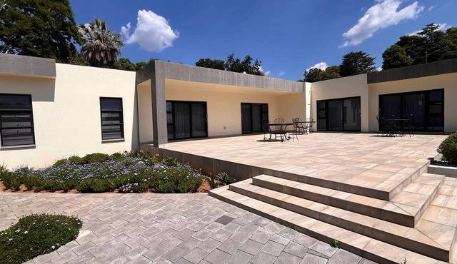 Braham Lodge & Suites 'The Metaphor' The Deck- Charming 3 bedroom in Sandton