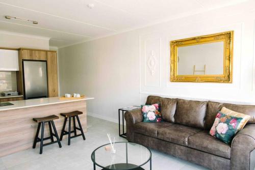 Bright and airy Parisian Gem close to the beach in Cape Town