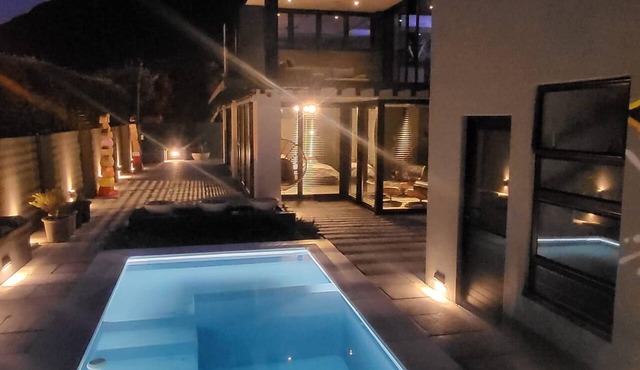 Brilliant 4-bedroom Villa with Pool/BBQ/Decks in vibrant Cape Town in Cape Town