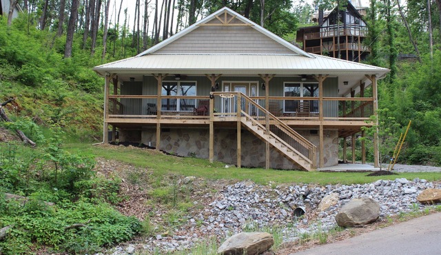 Built in 2018 this is a charming, spacious chalet that sleeps 6! in Gatlinburg