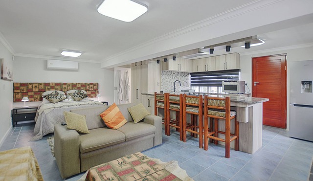 Cape West Coast Cottage delightfully bright and cheerful in Milnerton